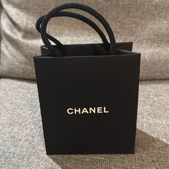 Chanel Black and White Shopping Bag - Picture 4 of 7